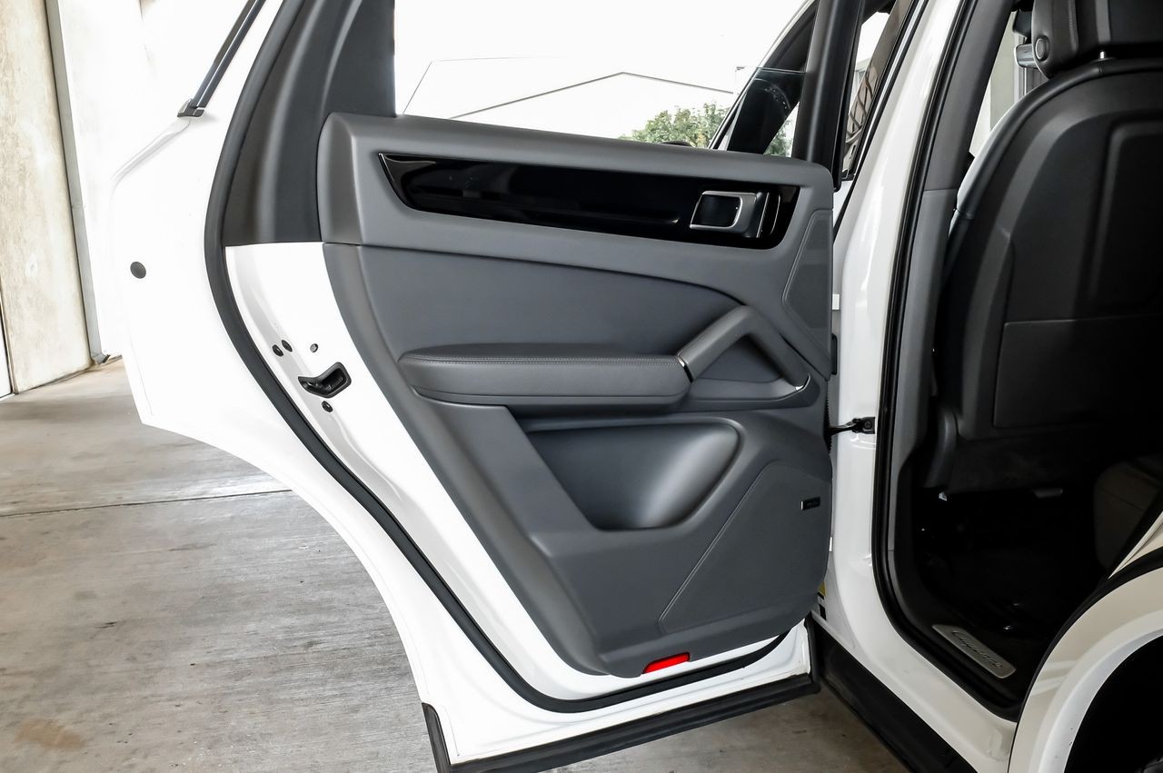 Porsche Cayenne Vehicle Main Gallery Image 56