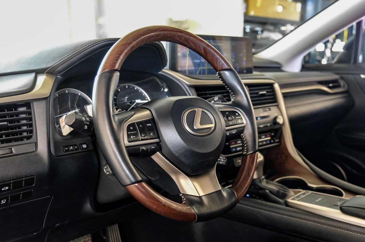 Lexus RX 350L Vehicle Main Gallery Image 16