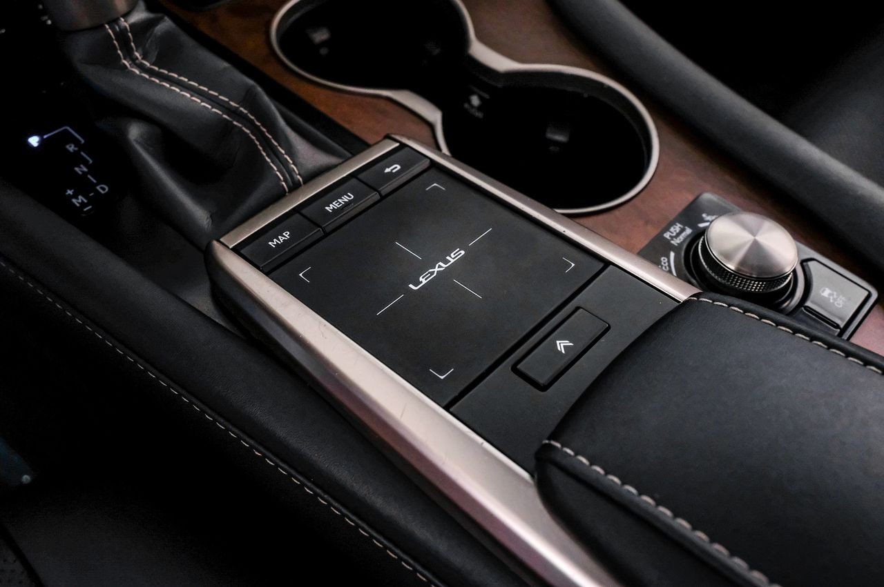 Lexus RX 350L Vehicle Main Gallery Image 25