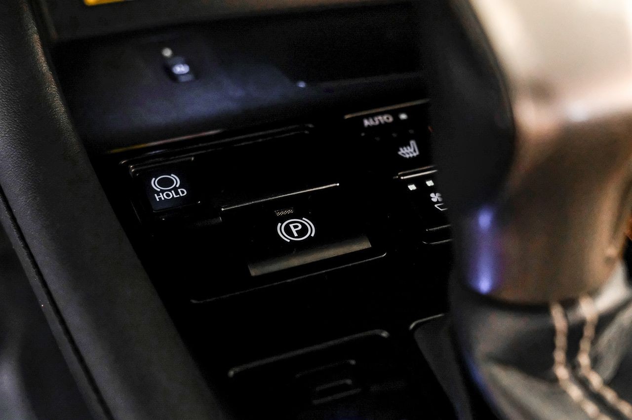 Lexus RX 350L Vehicle Main Gallery Image 26