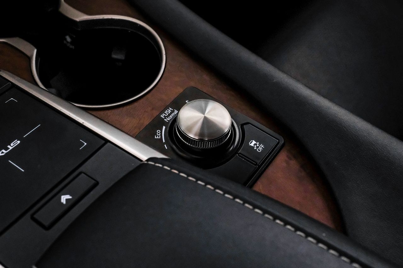 Lexus RX 350L Vehicle Main Gallery Image 27