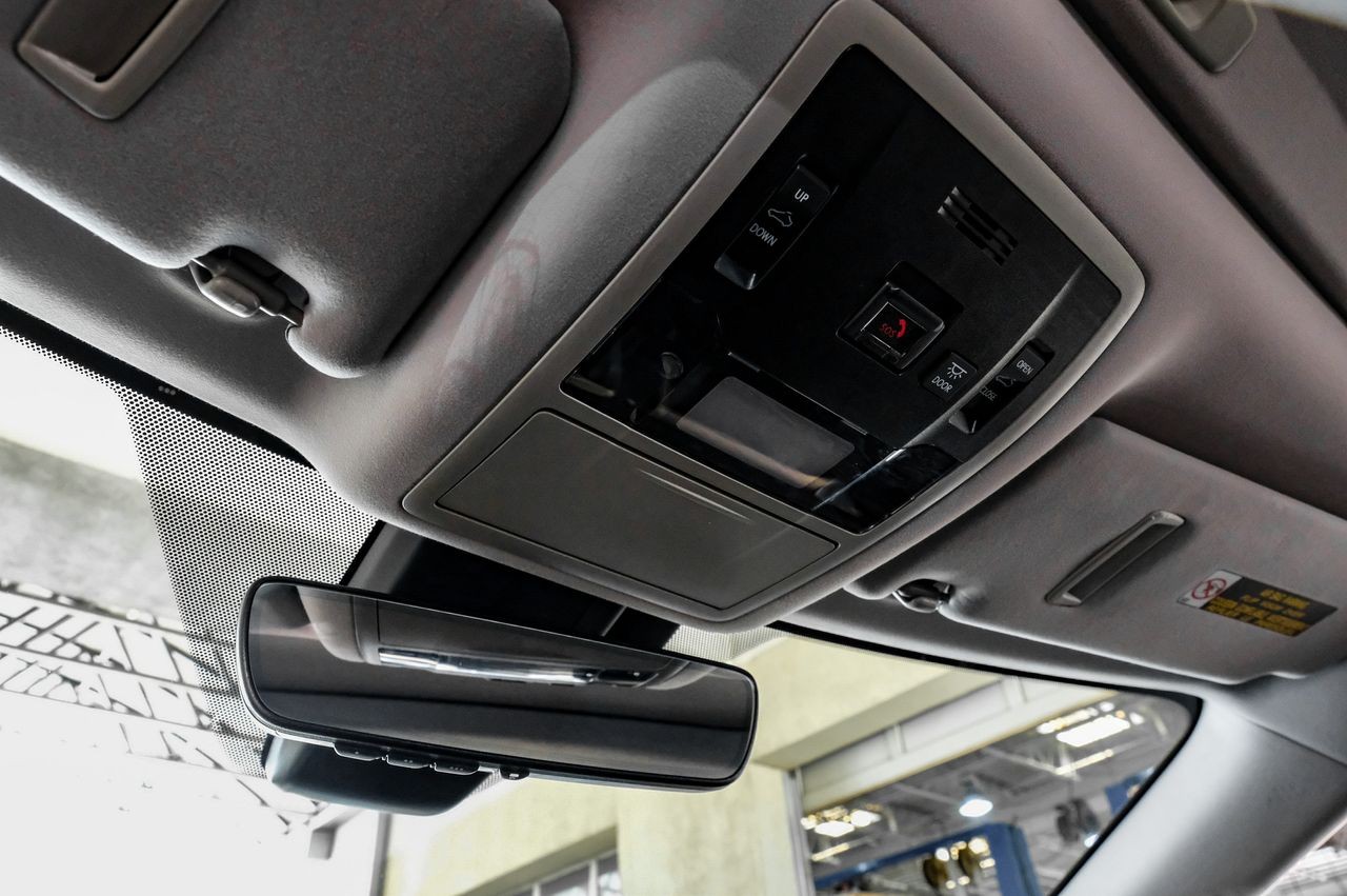 Lexus RX 350L Vehicle Main Gallery Image 32