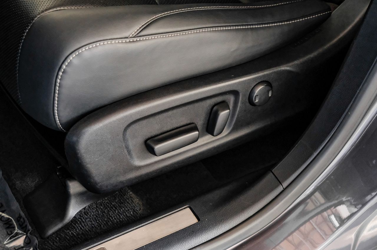 Lexus RX 350L Vehicle Main Gallery Image 34