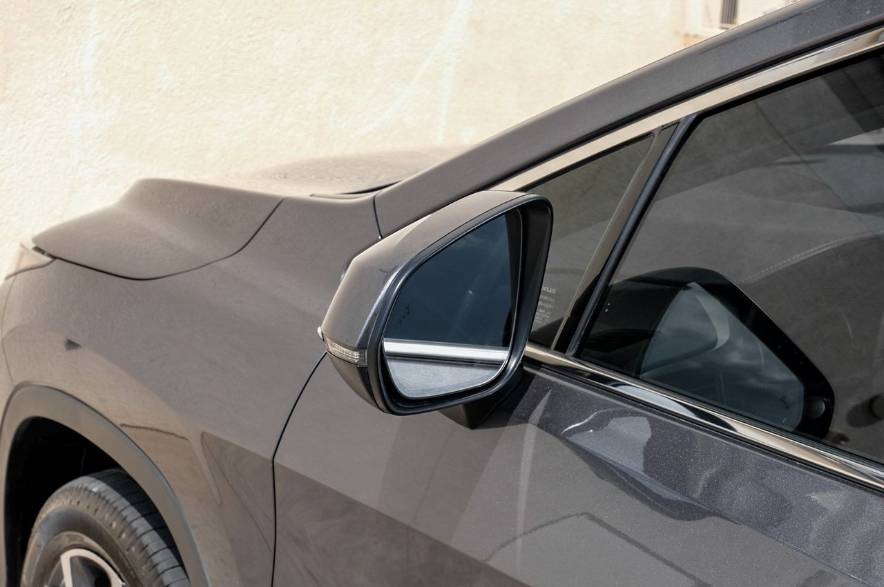 Lexus RX 350L Vehicle Main Gallery Image 42