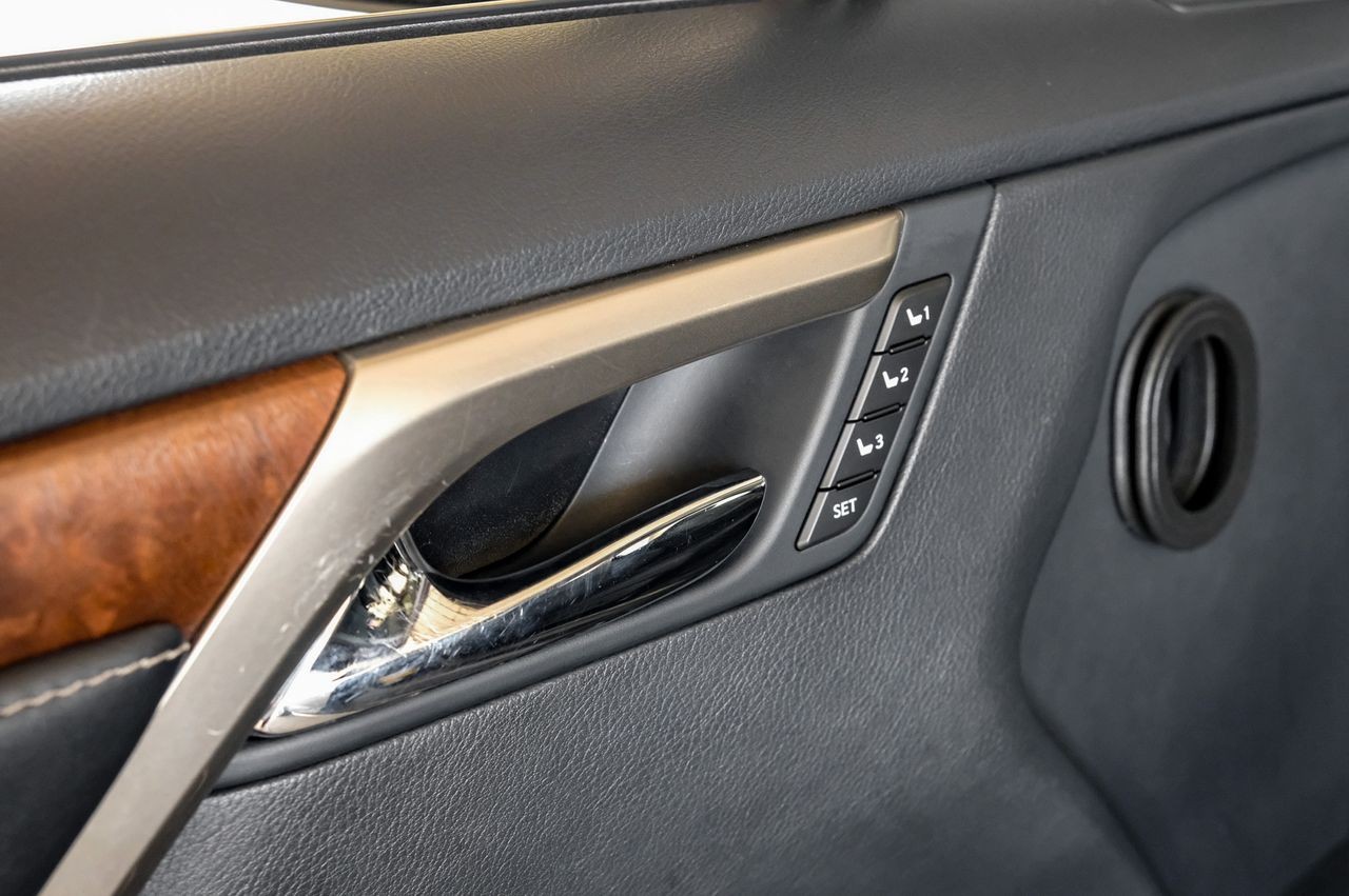 Lexus RX 350L Vehicle Main Gallery Image 45