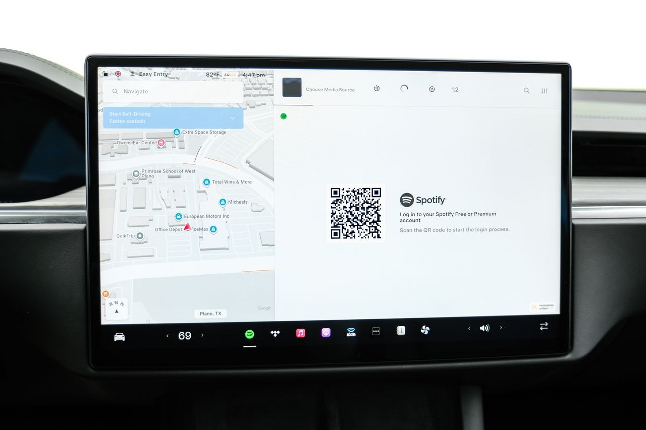 Tesla Model X Vehicle Main Gallery Image 23