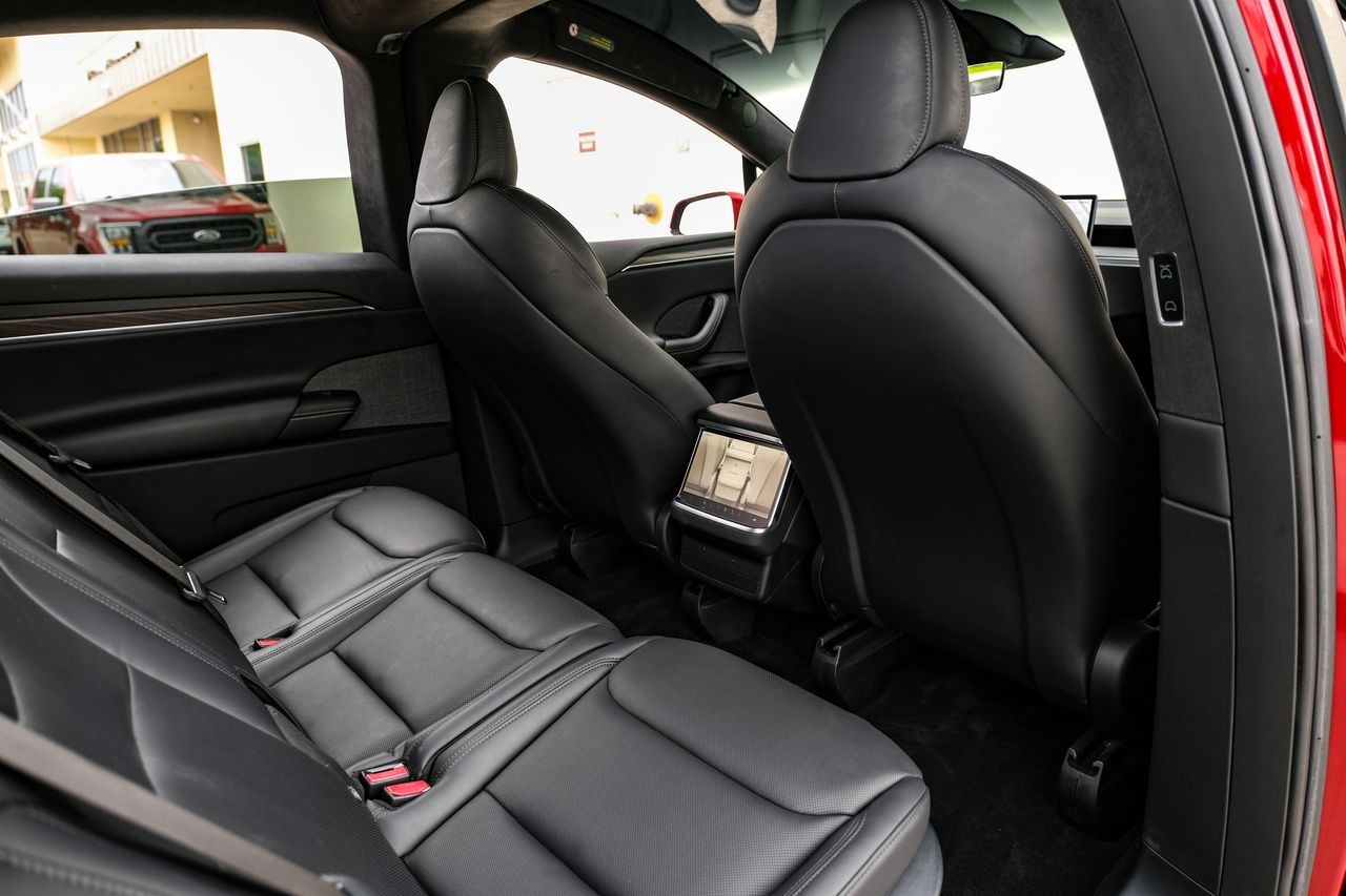 Tesla Model X Vehicle Main Gallery Image 30