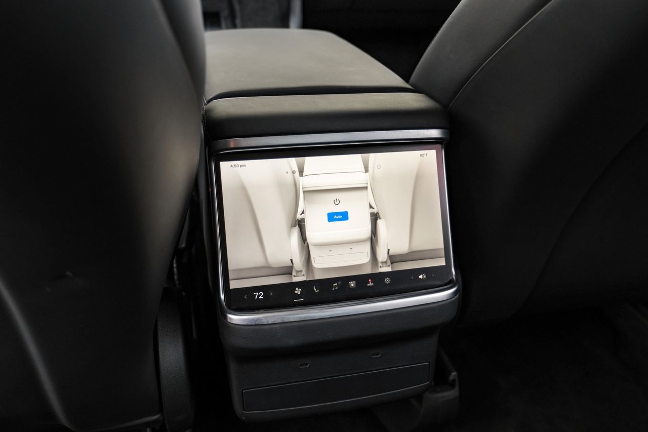 Tesla Model X Vehicle Main Gallery Image 31