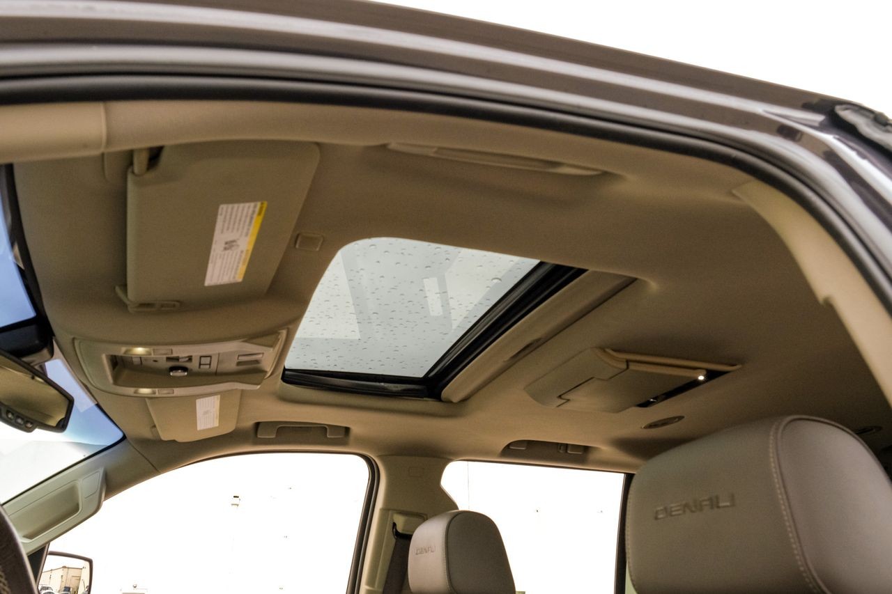 GMC Yukon Vehicle Main Gallery Image 05