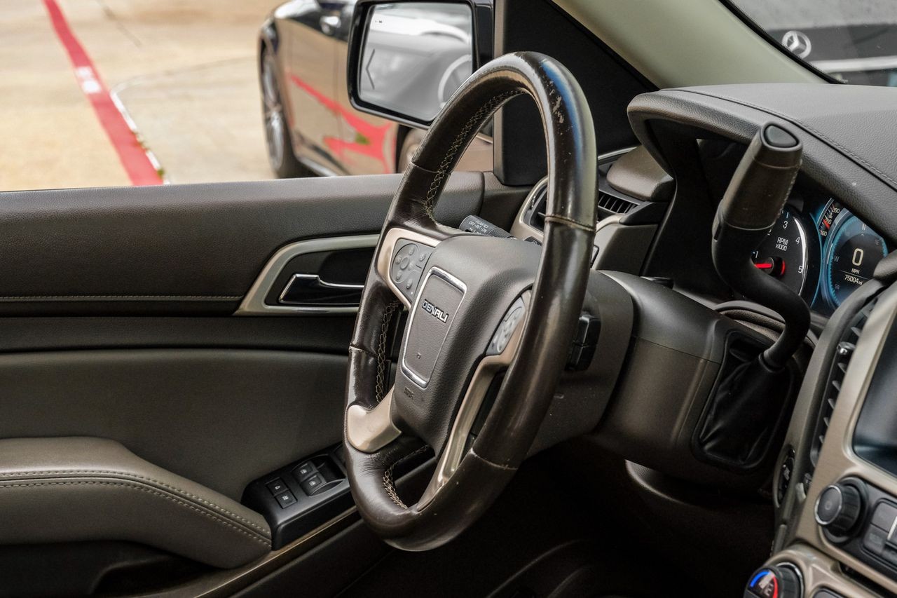 GMC Yukon Vehicle Main Gallery Image 14