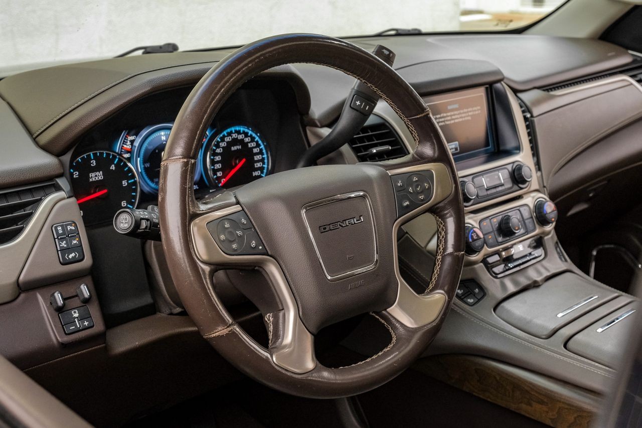 GMC Yukon Vehicle Main Gallery Image 16