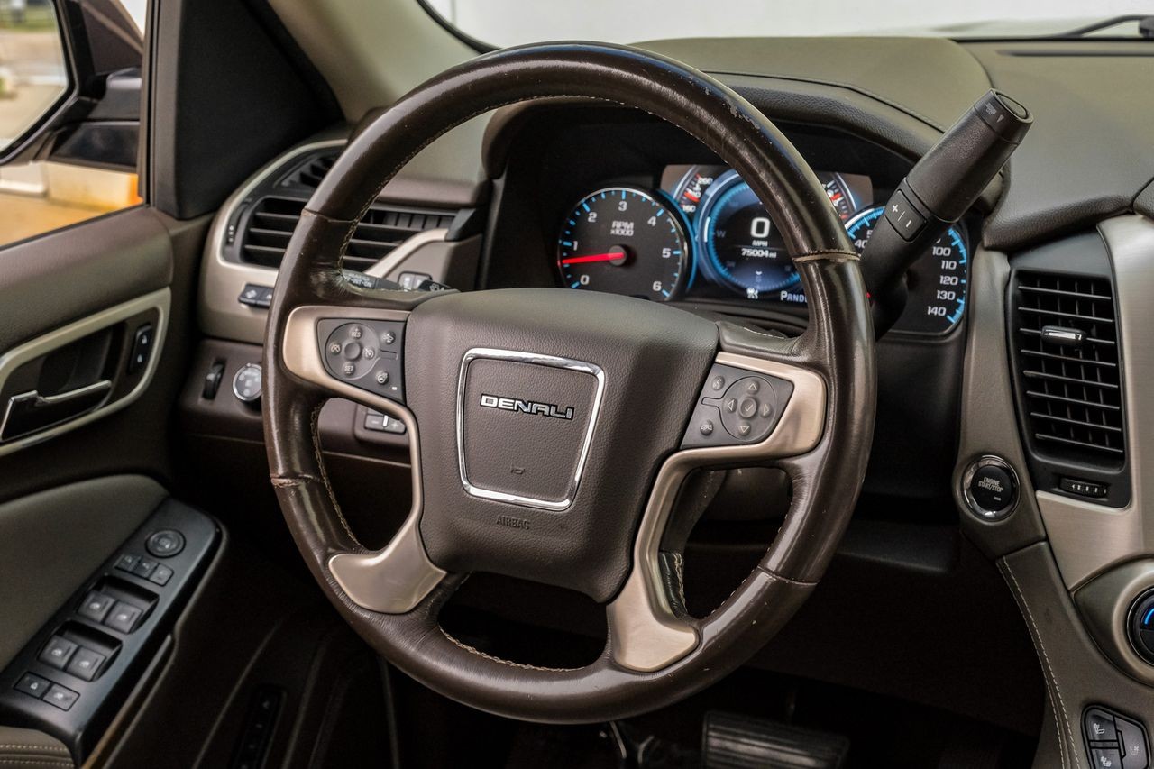GMC Yukon Vehicle Main Gallery Image 17