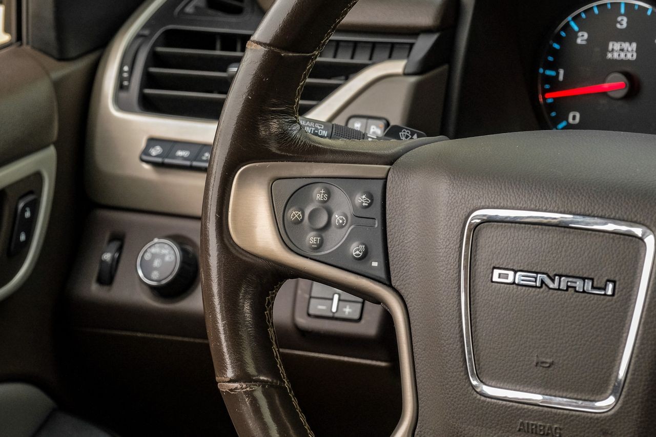 GMC Yukon Vehicle Main Gallery Image 18