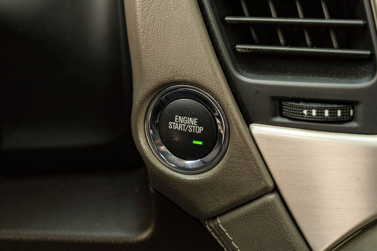 GMC Yukon Vehicle Main Gallery Image 23