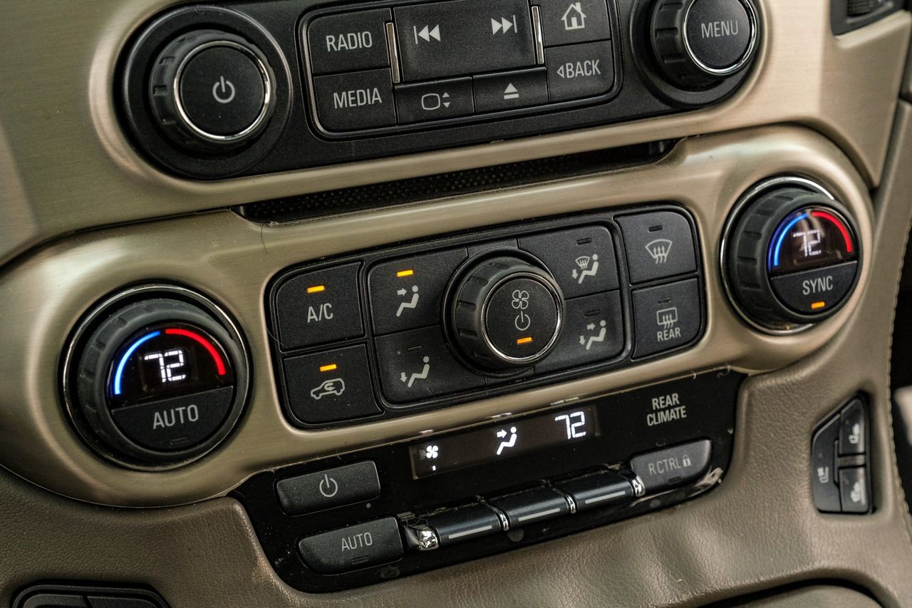 GMC Yukon Vehicle Main Gallery Image 30