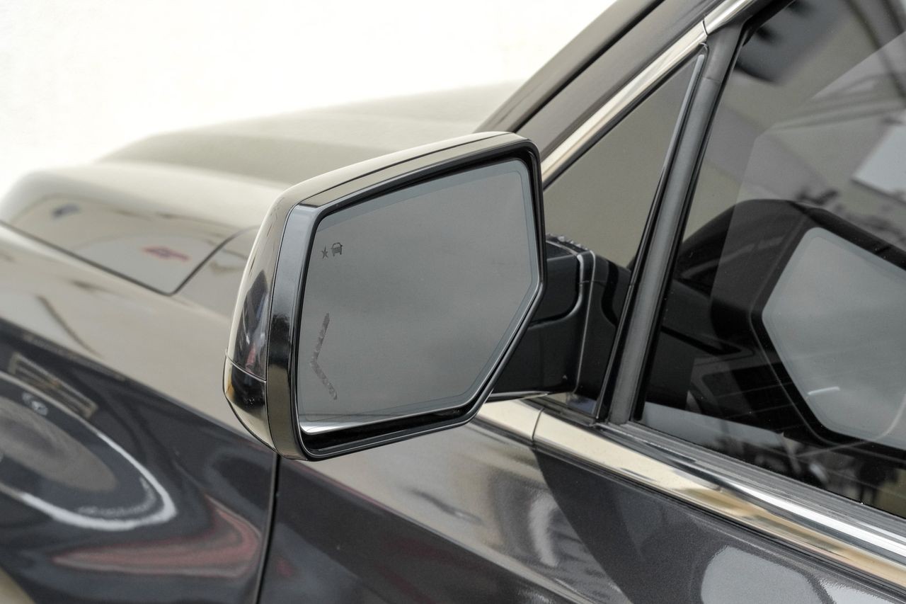 GMC Yukon Vehicle Main Gallery Image 48