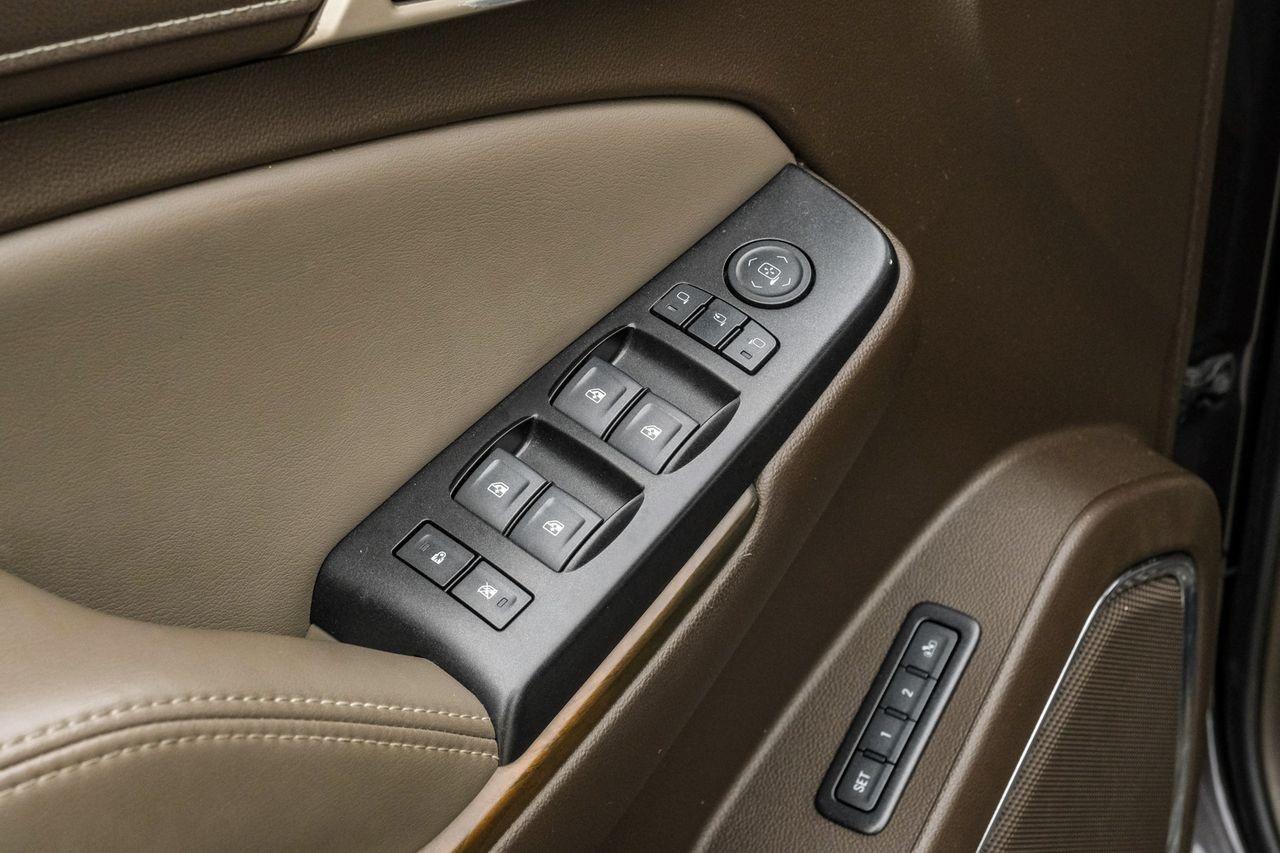 GMC Yukon Vehicle Main Gallery Image 50