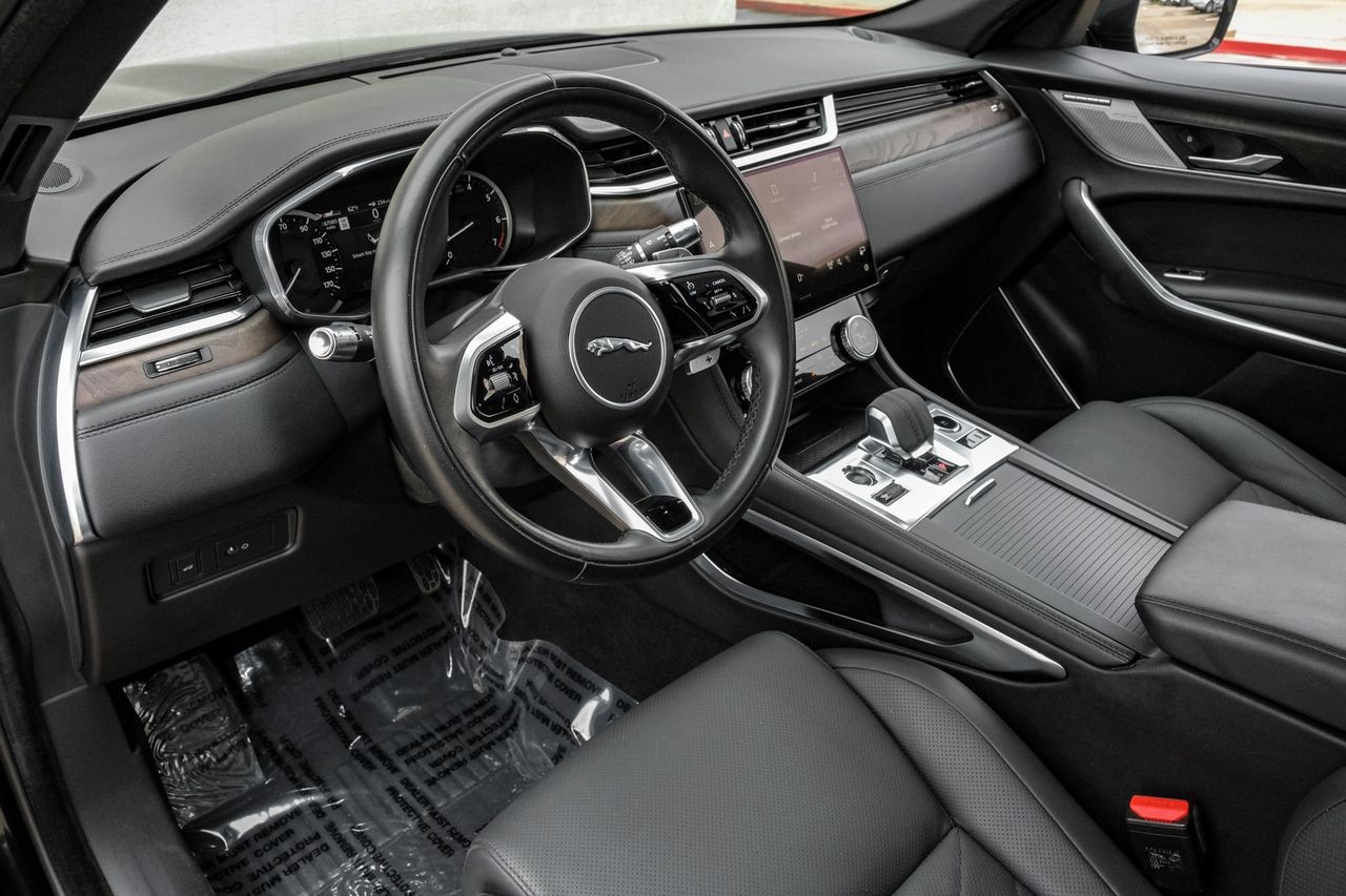 Jaguar F-PACE Vehicle Main Gallery Image 03