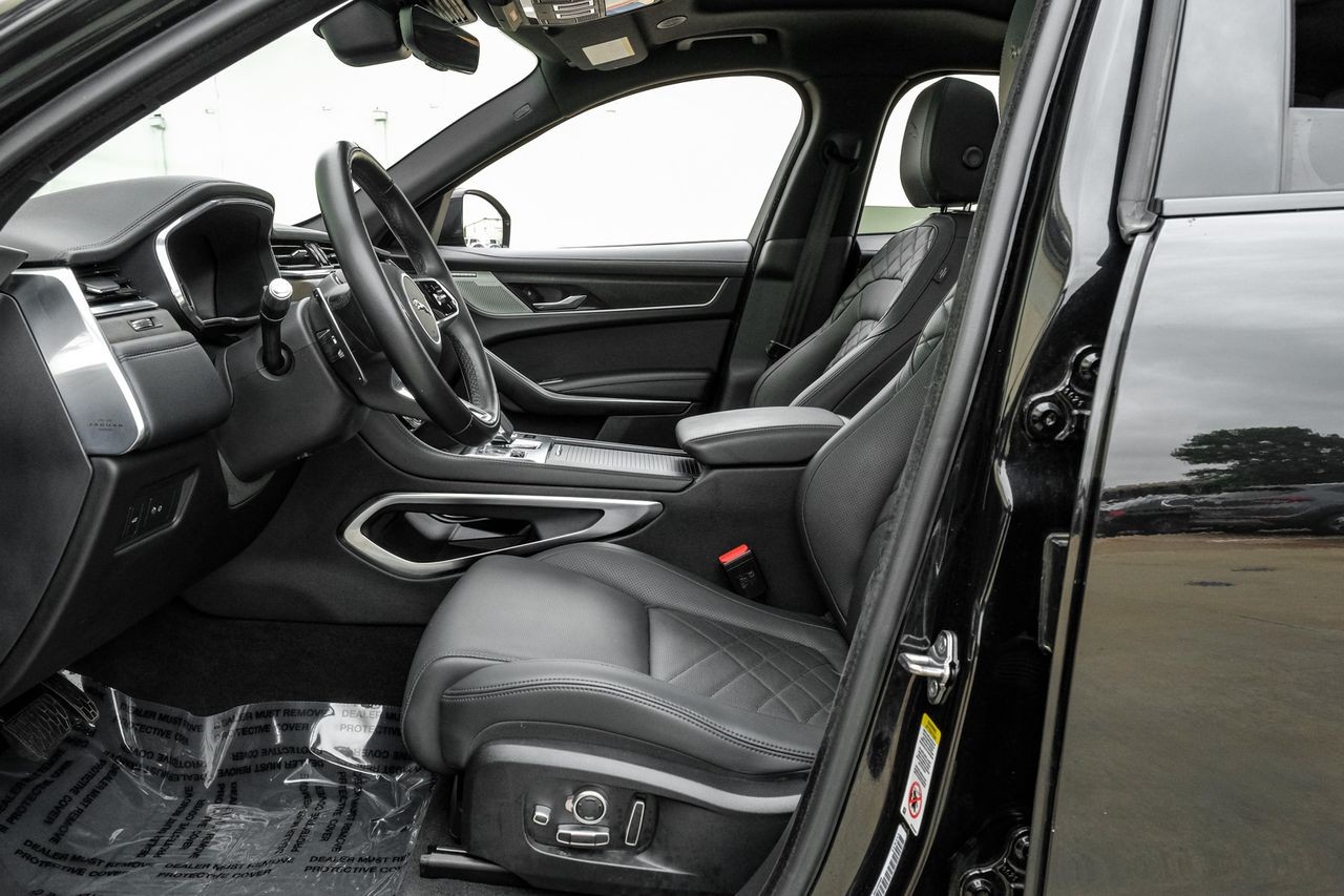 Jaguar F-PACE Vehicle Main Gallery Image 04