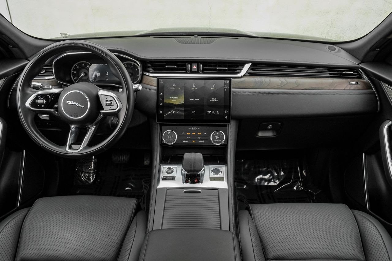 Jaguar F-PACE Vehicle Main Gallery Image 15