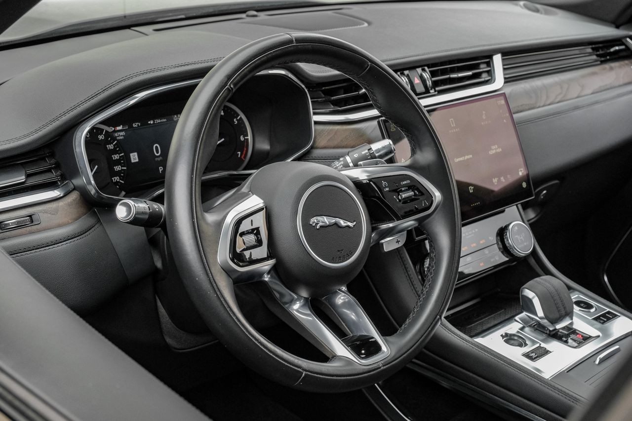 Jaguar F-PACE Vehicle Main Gallery Image 16