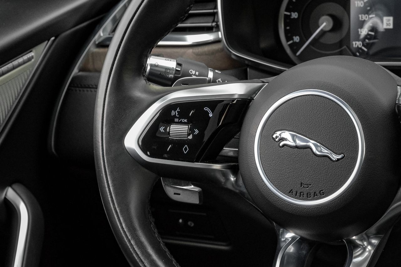 Jaguar F-PACE Vehicle Main Gallery Image 18