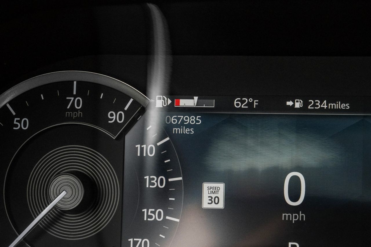 Jaguar F-PACE Vehicle Main Gallery Image 22