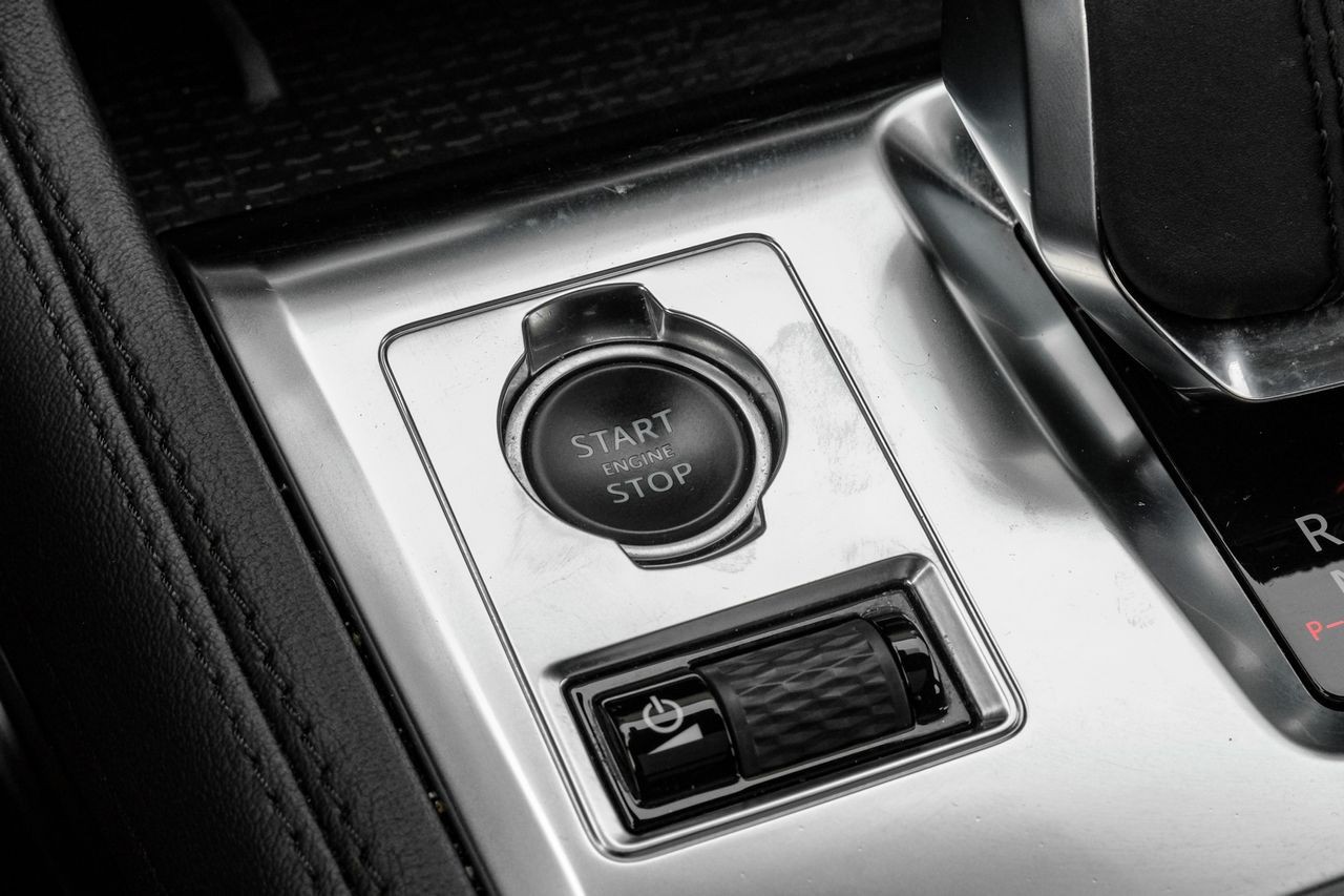 Jaguar F-PACE Vehicle Main Gallery Image 23