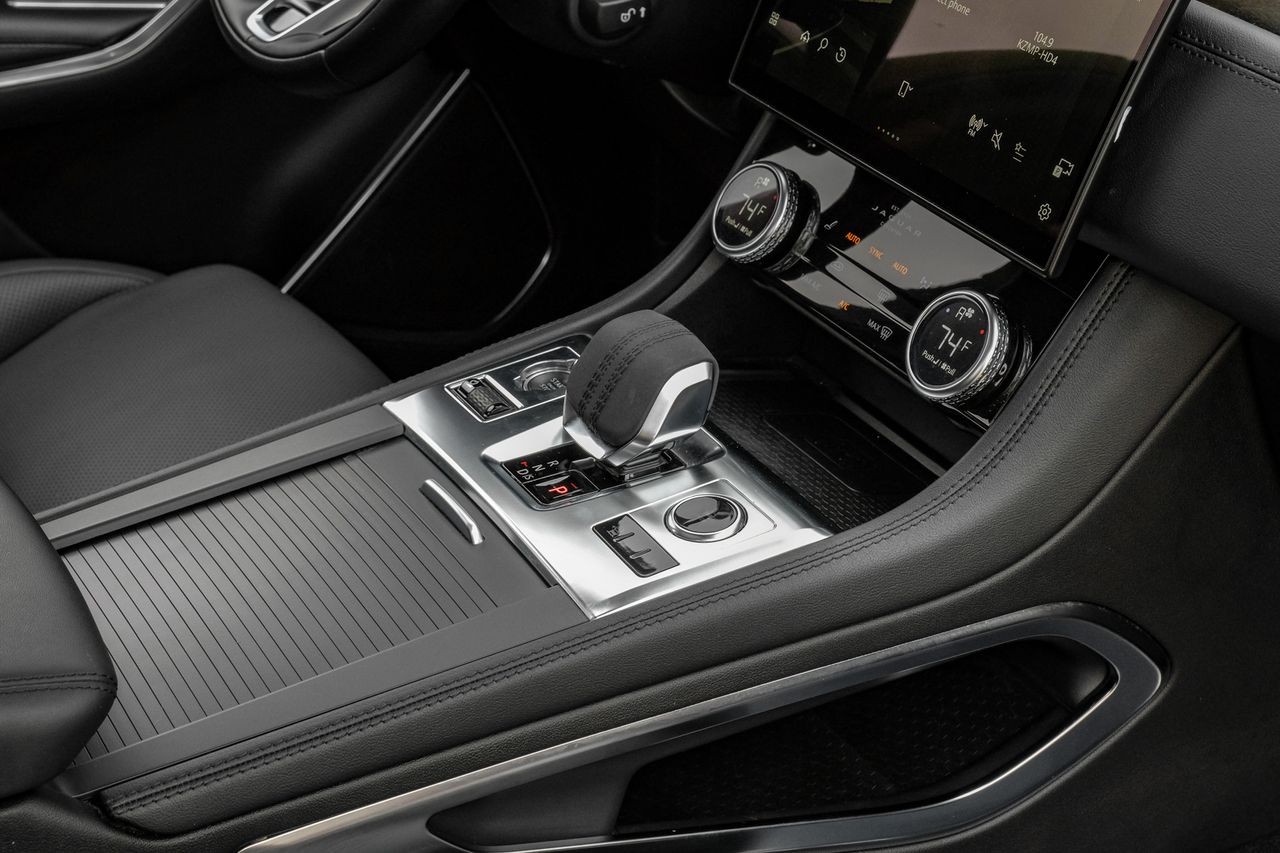 Jaguar F-PACE Vehicle Main Gallery Image 24