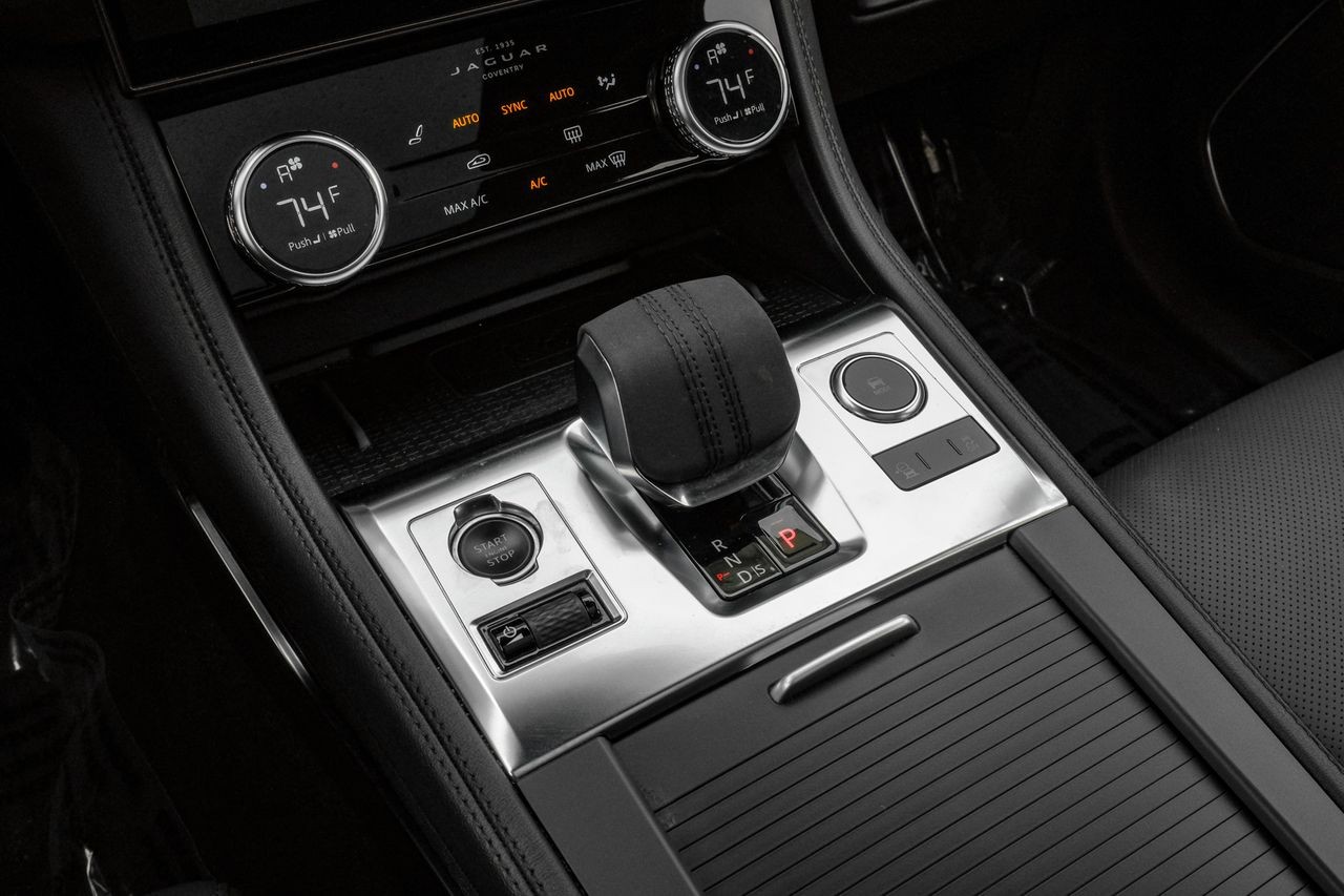 Jaguar F-PACE Vehicle Main Gallery Image 25