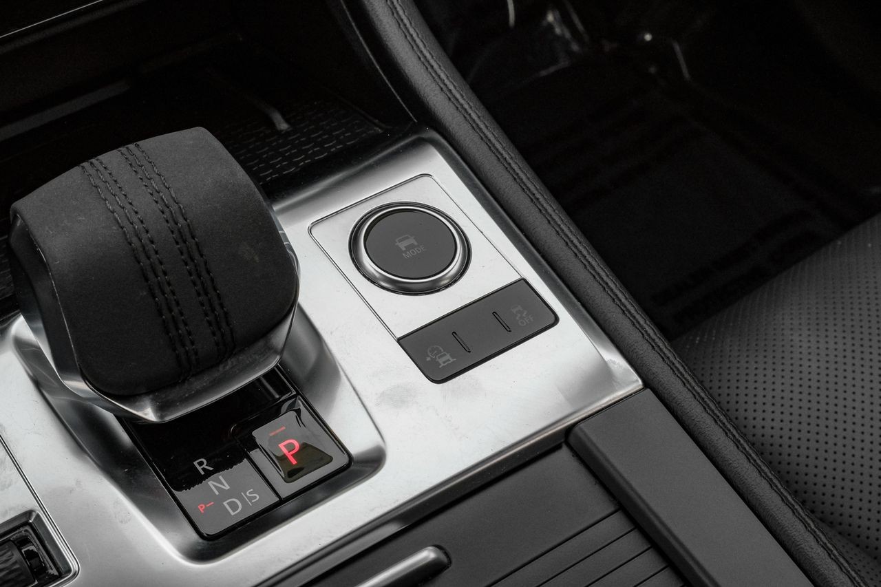 Jaguar F-PACE Vehicle Main Gallery Image 26