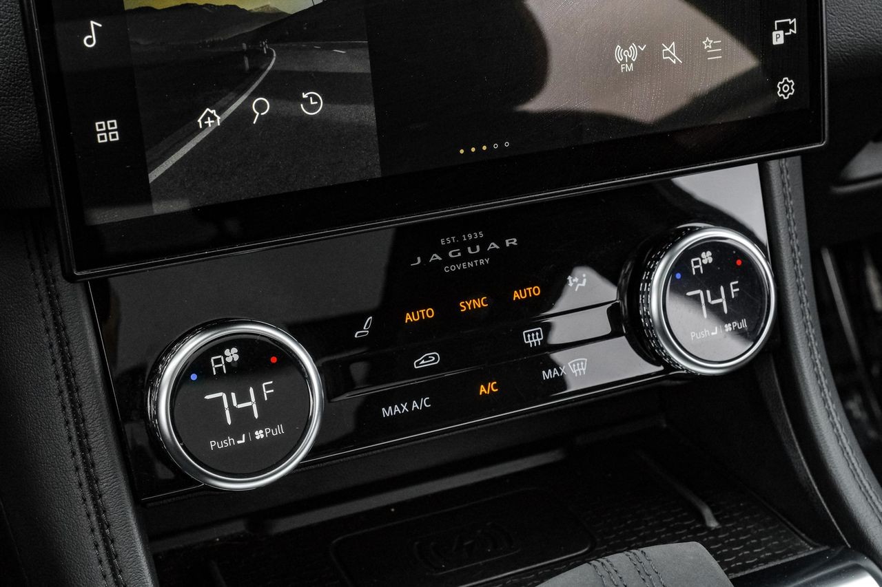 Jaguar F-PACE Vehicle Main Gallery Image 28