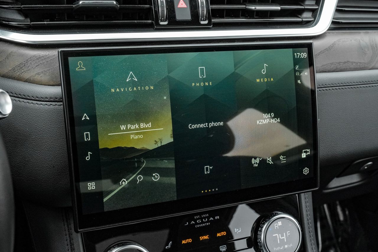 Jaguar F-PACE Vehicle Main Gallery Image 30