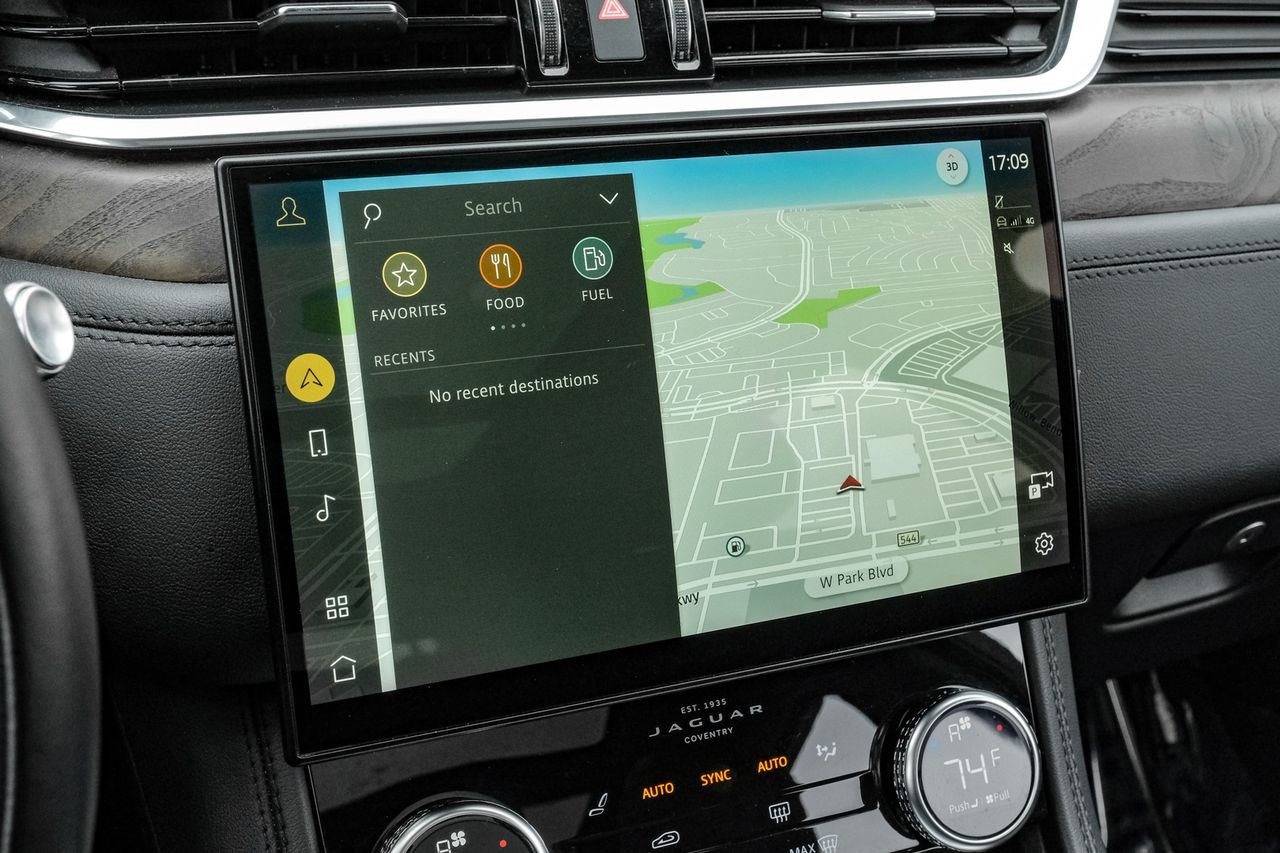 Jaguar F-PACE Vehicle Main Gallery Image 31