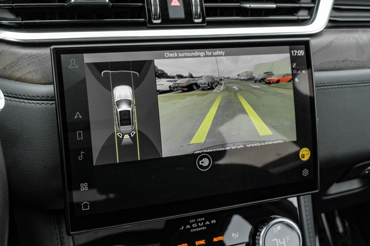 Jaguar F-PACE Vehicle Main Gallery Image 32