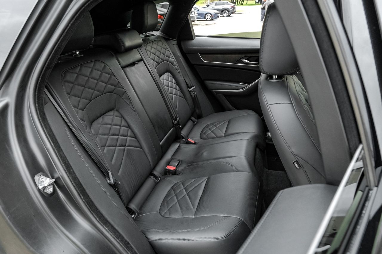 Jaguar F-PACE Vehicle Main Gallery Image 40