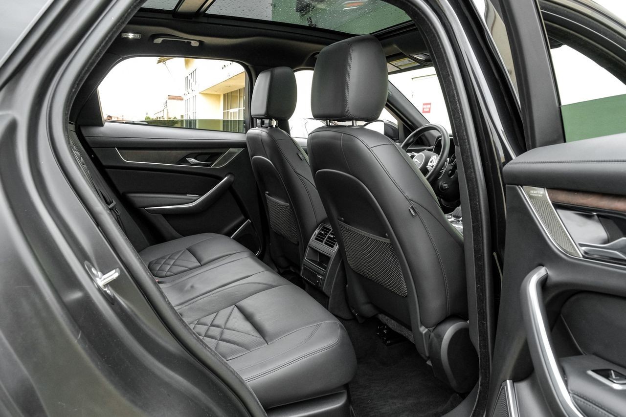 Jaguar F-PACE Vehicle Main Gallery Image 41