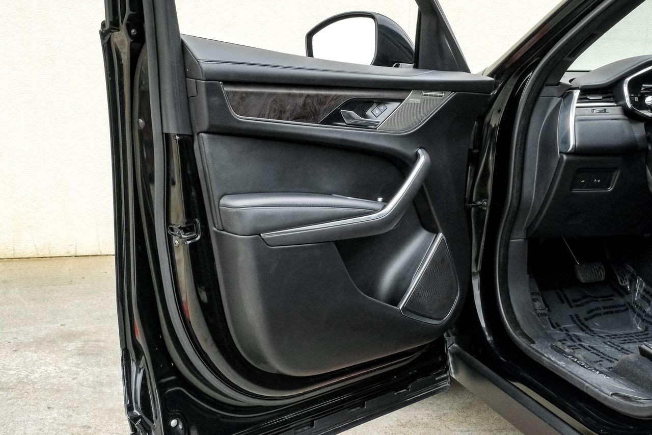 Jaguar F-PACE Vehicle Main Gallery Image 46