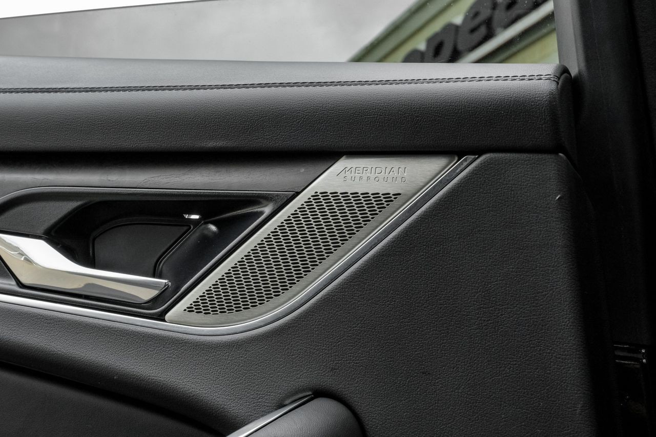 Jaguar F-PACE Vehicle Main Gallery Image 51