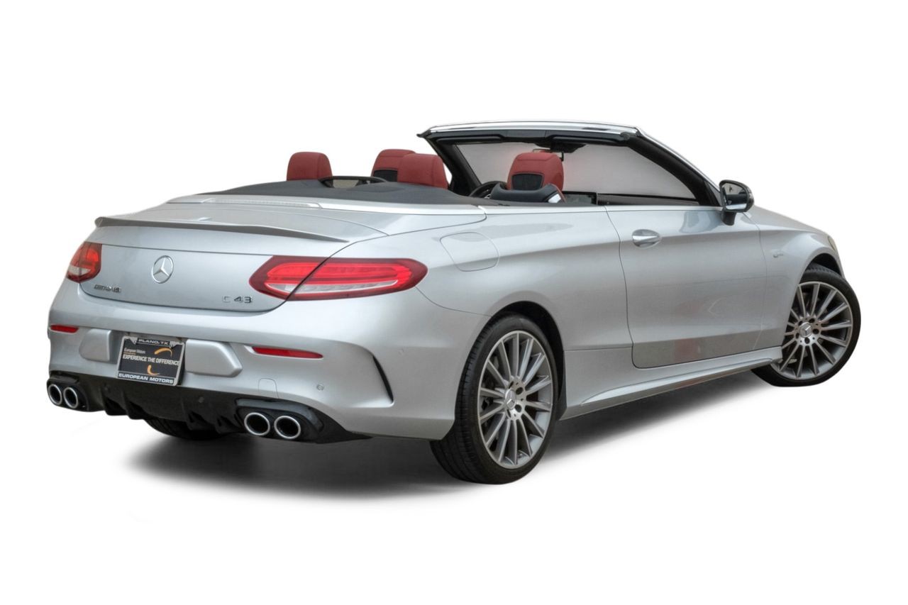 Mercedes-Benz C-Class Vehicle Main Gallery Image 09