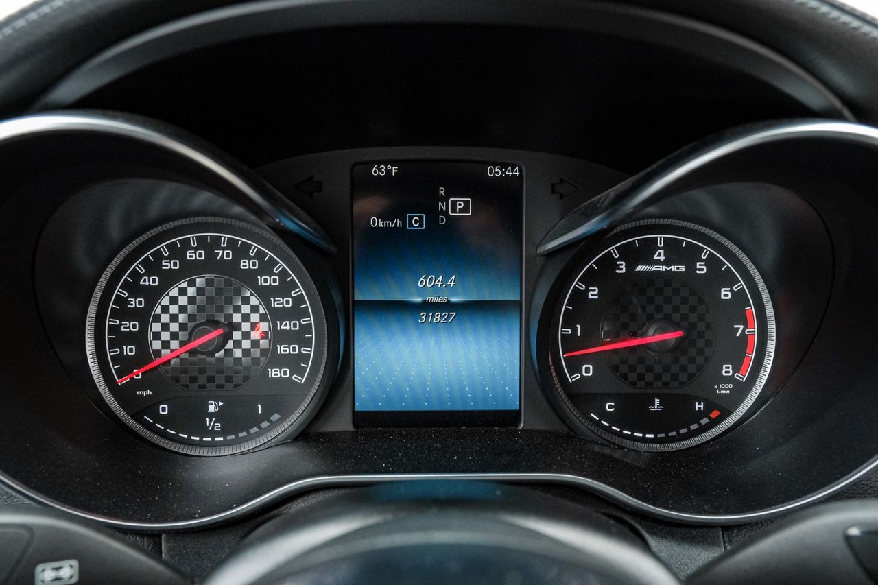 Mercedes-Benz C-Class Vehicle Main Gallery Image 16