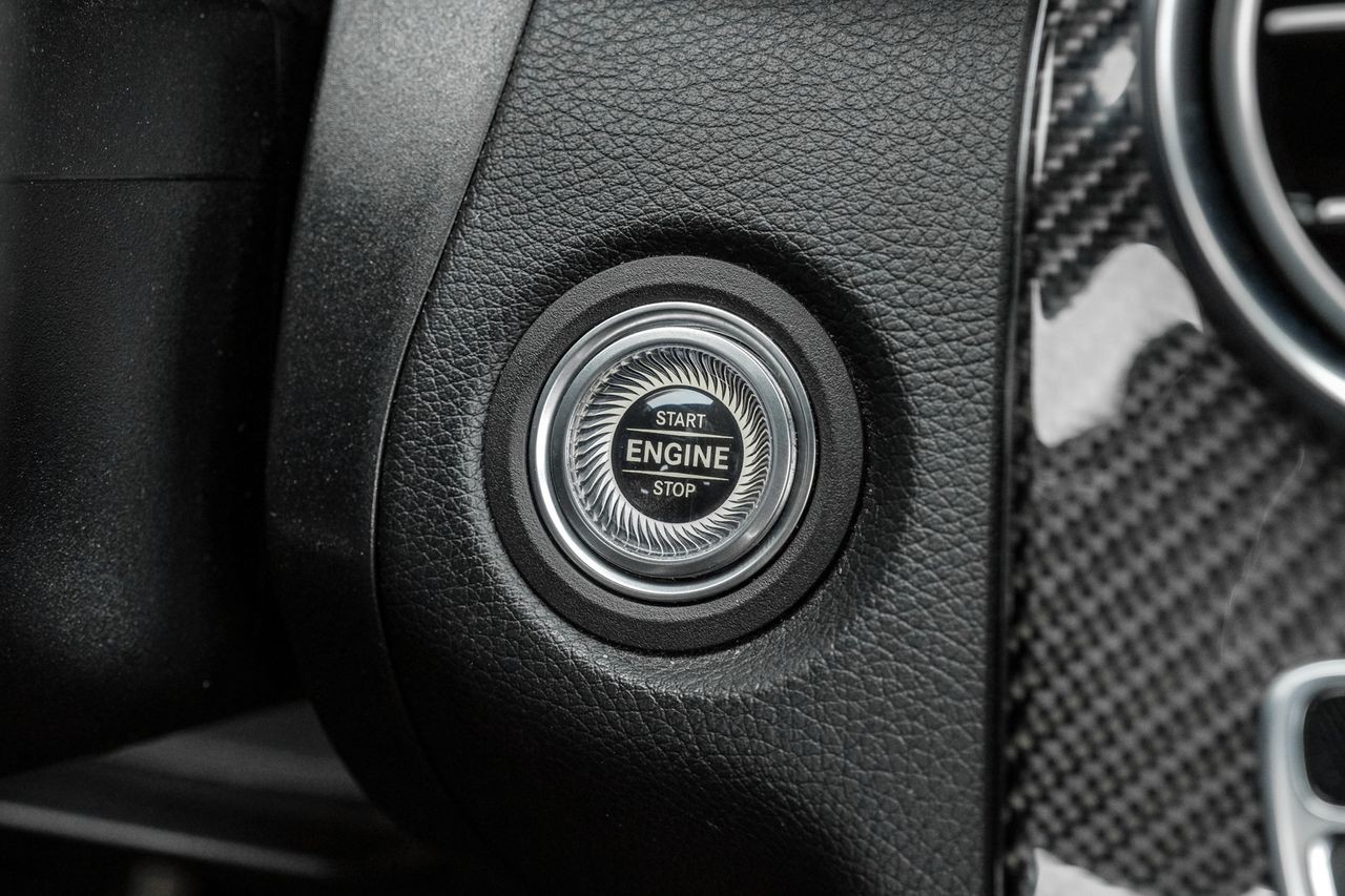 Mercedes-Benz C-Class Vehicle Main Gallery Image 18