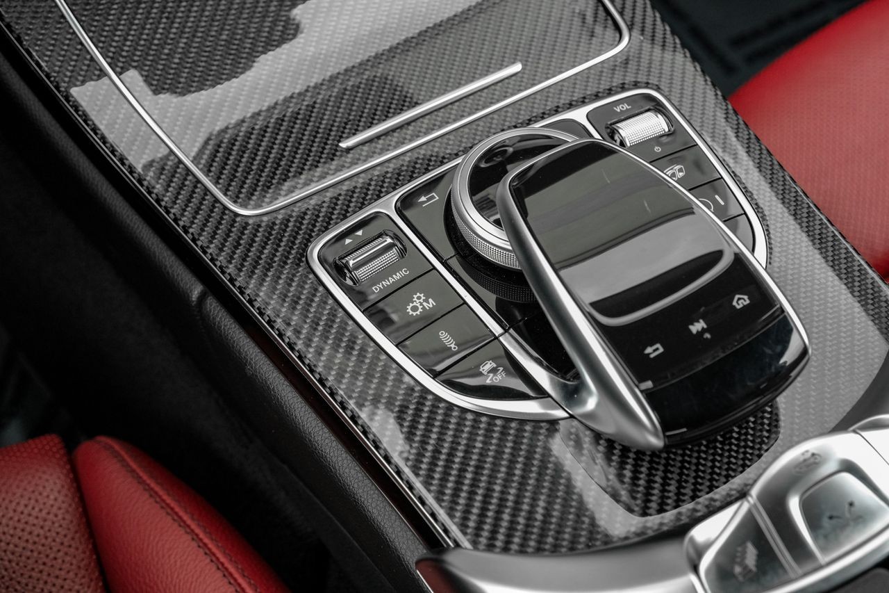 Mercedes-Benz C-Class Vehicle Main Gallery Image 22