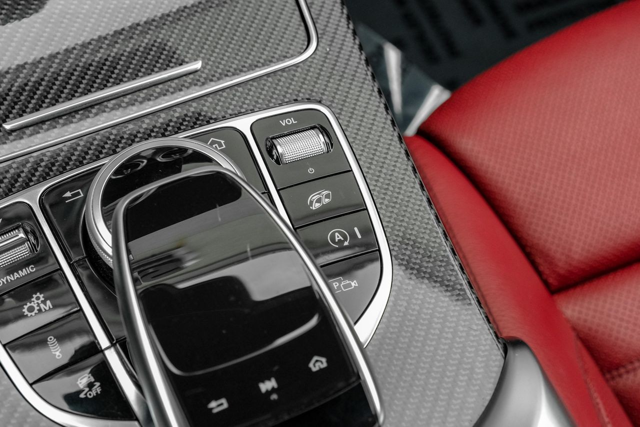 Mercedes-Benz C-Class Vehicle Main Gallery Image 23