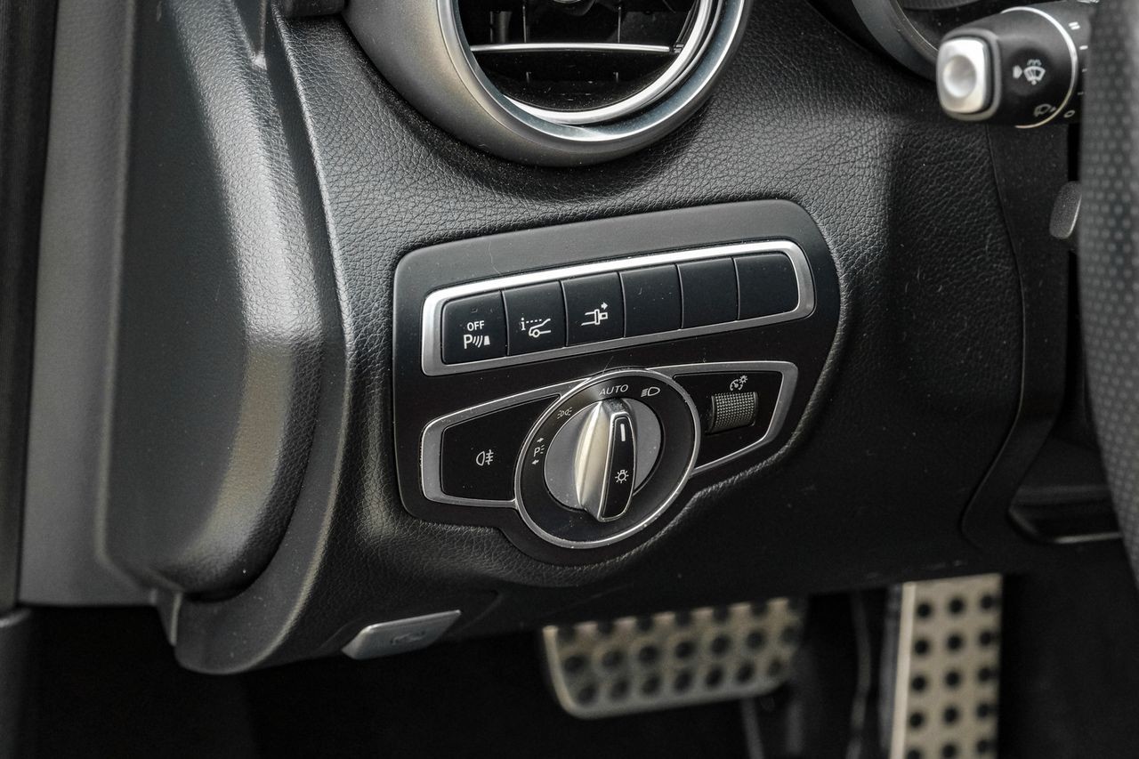 Mercedes-Benz C-Class Vehicle Main Gallery Image 26