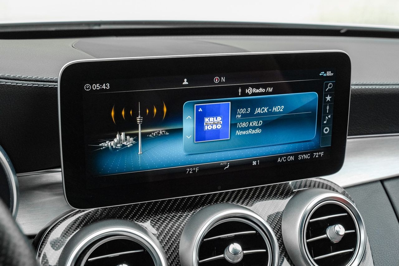 Mercedes-Benz C-Class Vehicle Main Gallery Image 27