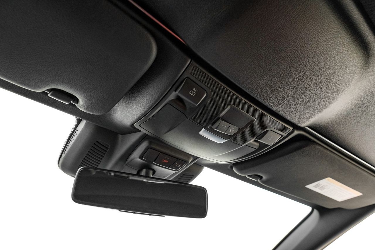 Mercedes-Benz C-Class Vehicle Main Gallery Image 31