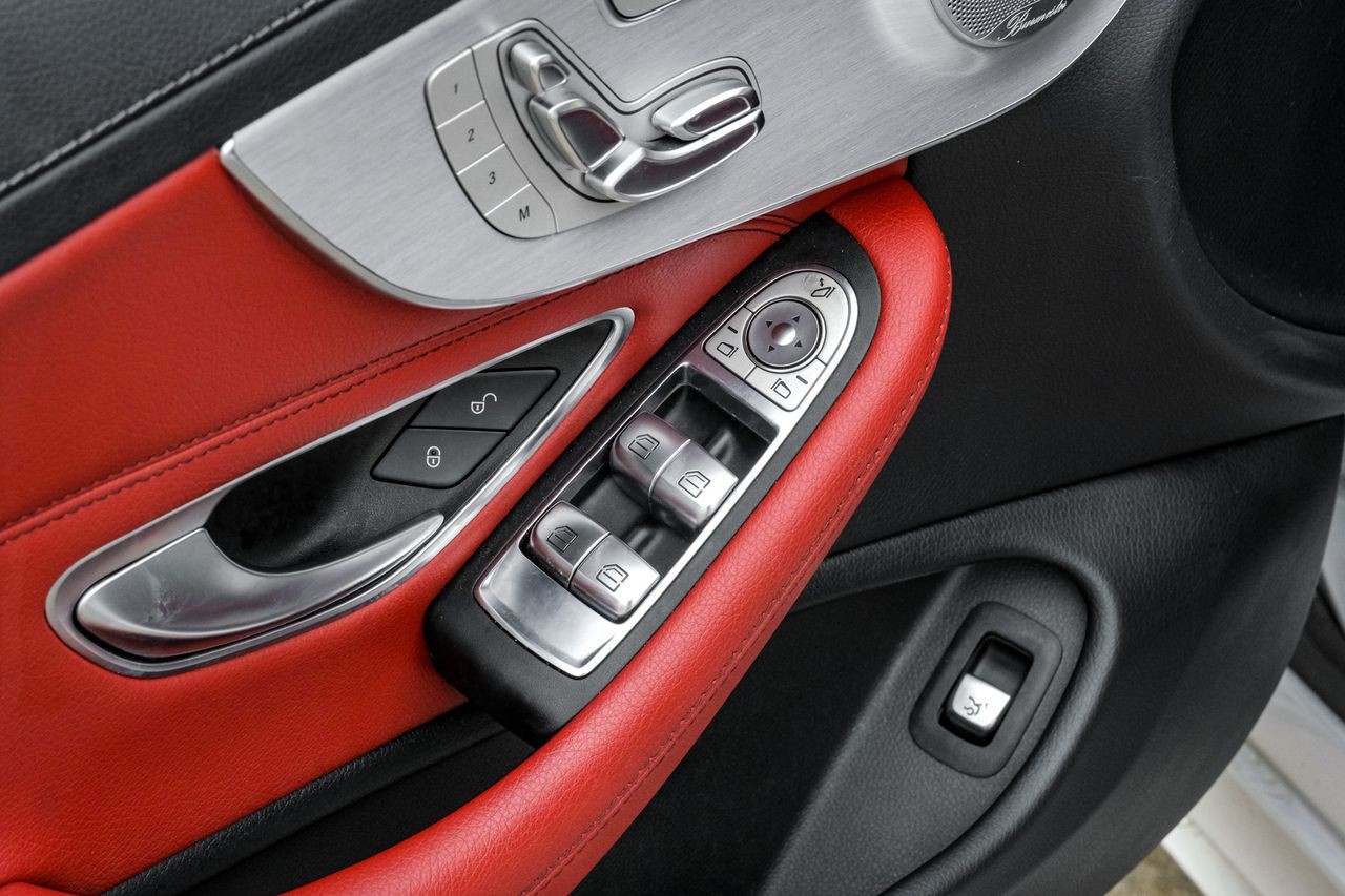 Mercedes-Benz C-Class Vehicle Main Gallery Image 40