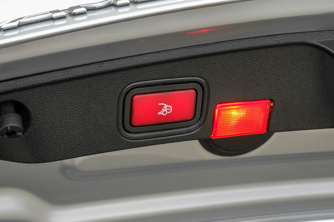 Mercedes-Benz C-Class Vehicle Main Gallery Image 49