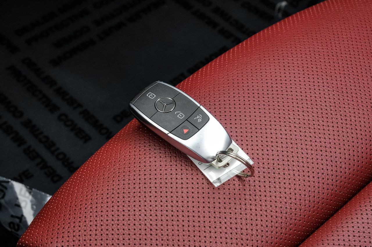 Mercedes-Benz C-Class Vehicle Main Gallery Image 54